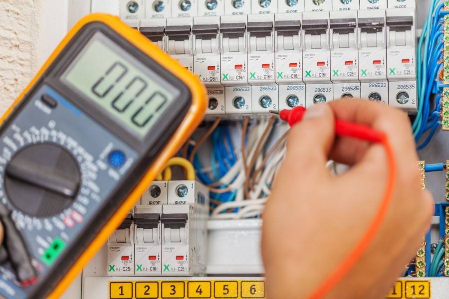 electricite-josso-entreprise-delectricite-generale-le-cours-professionnel-pour-la-pose-dalimentation-en-courant-fort-et-faible-1